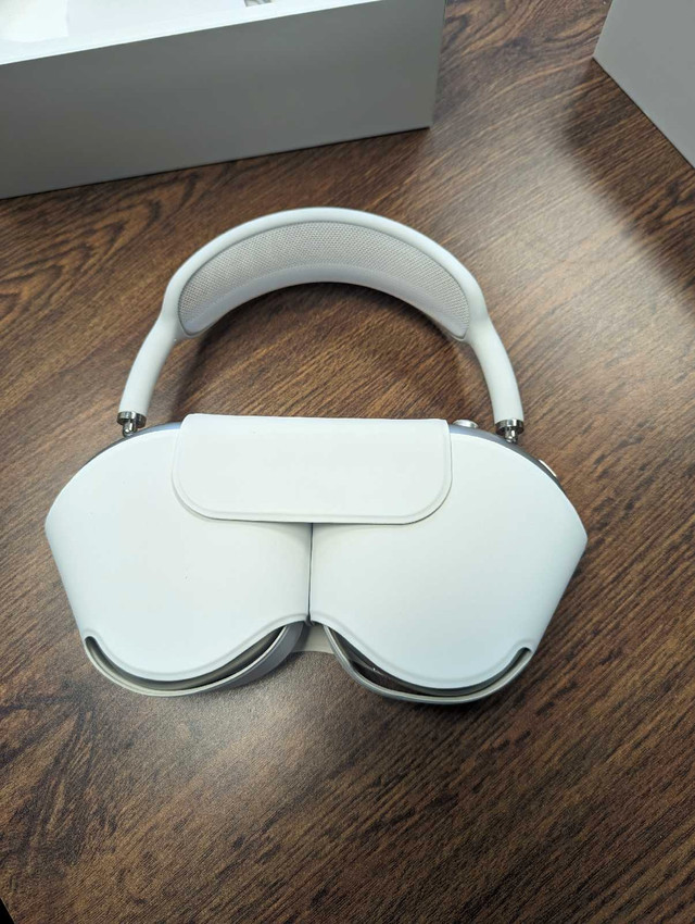 Air pod max ( silver / white headband) in Headphones in Mississauga / Peel Region - Image 2