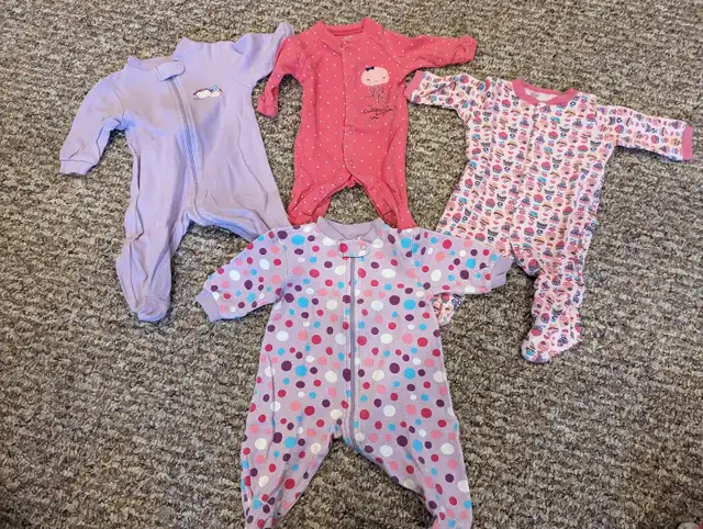 Pyjamas, cache-couche/ onesies - 0-3M in Clothing - 0-3 Months in Gatineau - Image 2