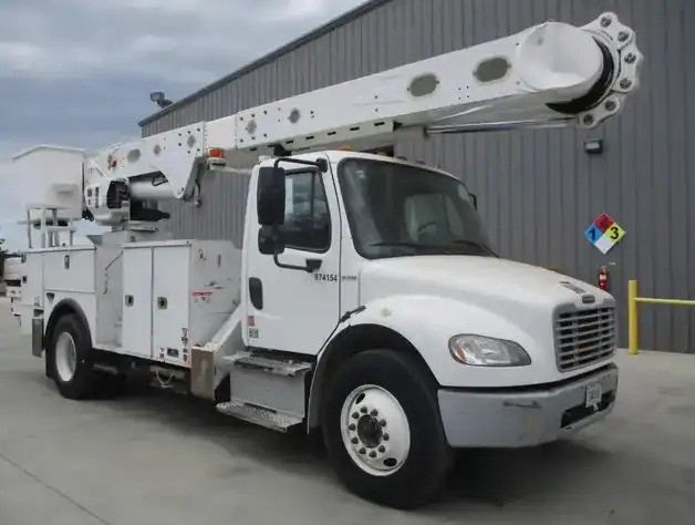 2016 Altec AM55E Freightliner Bucket Truck in Other in Sault Ste. Marie - Image 4