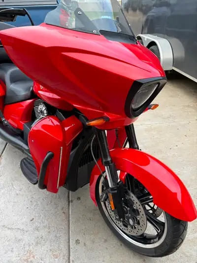 2016 one owner Cross Country. Always garage kept. Has upgraded stereo, speakers, amp, and lower adde...