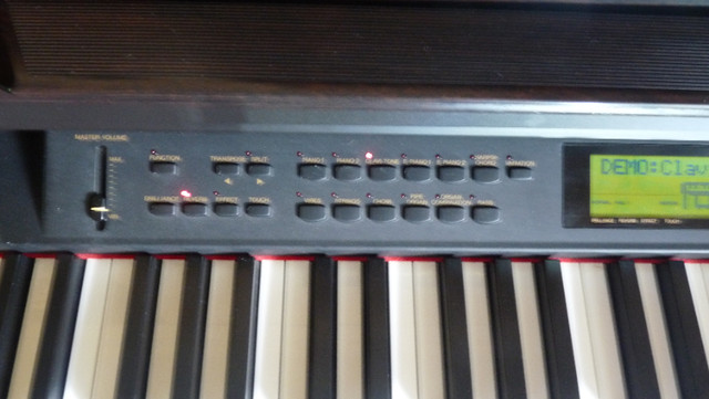 Yamaha Clavinova CLP-811 dans Pianos et claviers  à Ouest de l’Île - Image 3