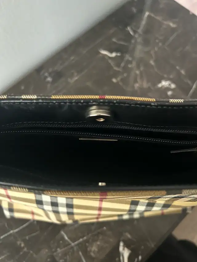 Burberry Handbag in Women's - Bags & Wallets in Markham / York Region - Image 4