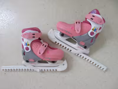 Une paire de patins à glace Disney, pointure 9-12.