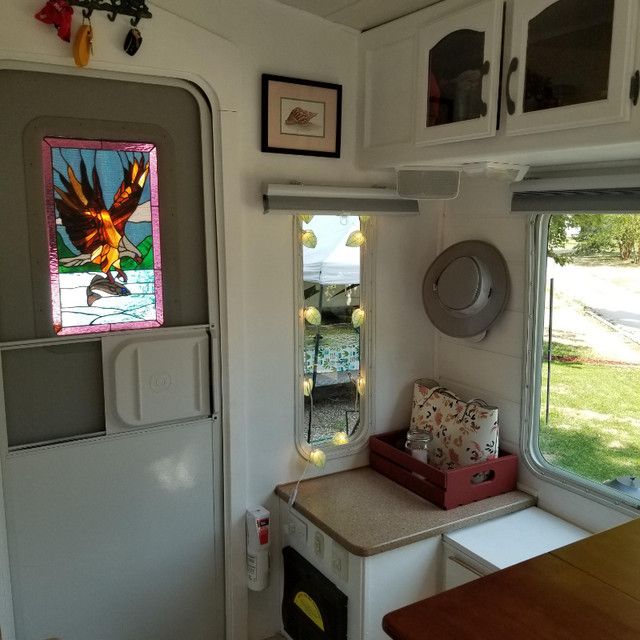 5th Wheel - light, bright and fun renovation; goes off-road in Travel Trailers & Campers in Penticton - Image 4