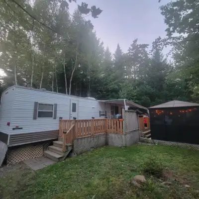 Set up complet, comprenant : Roulotte de parc Breckenridge 2009, 42 pieds, joints refait 2023 ok, se...