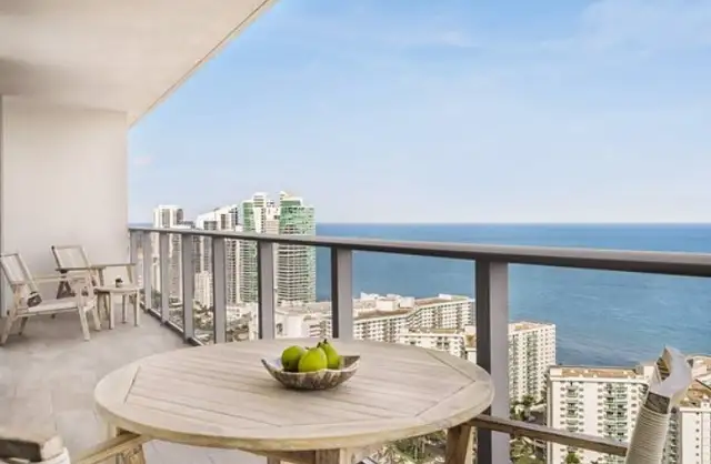Hollywood Beach Oceanfront Getaway with Stunning Views & Resort in Florida in Canada - Image 9