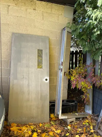 Door 83 x 35.5 Frame 86 x 40 250$ OBO