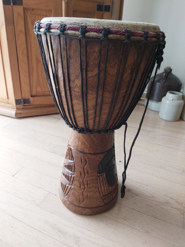 Superbe djembé sénégalais avec sa housse de transport Famille de bois Ville de Montréal Kijiji