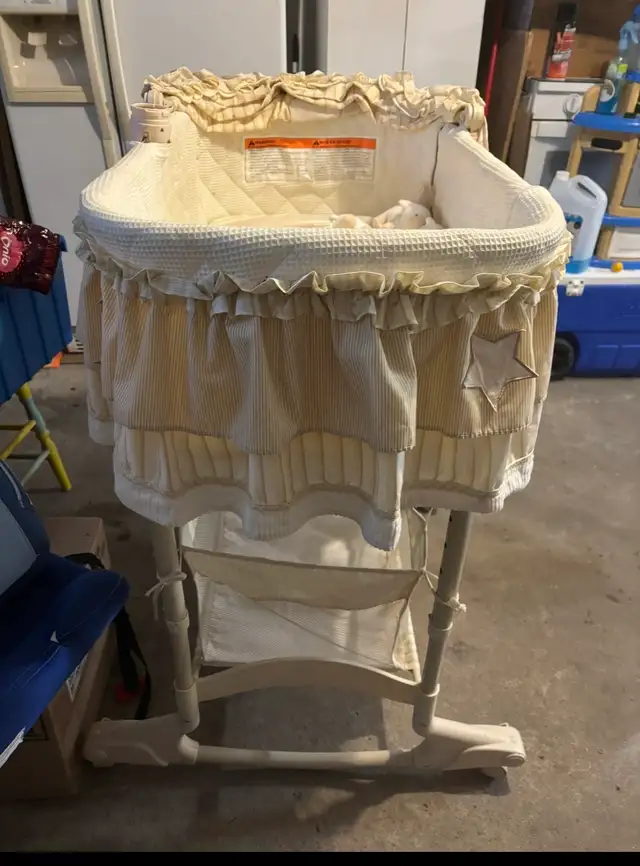 baby bassinet in Cribs in City of Montréal - Image 4