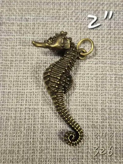 Pendentif hippocampe de laiton 2" Solid brass seahorse pendant., View more