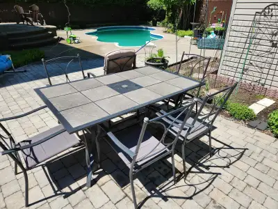 Table à manger de jardin rectangulaire en acier avec carreaux de céramique, (64x40x28 pouces.) 6 cha...