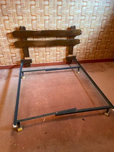 Set de chambre de style rustique en bois franc à vendre!, View more