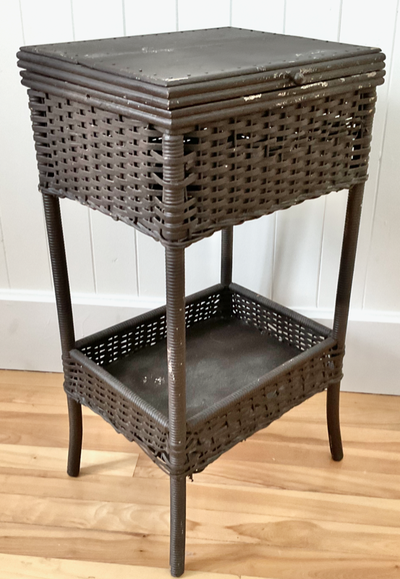 Antiquité. Collection Petit meuble d'appoint en rotin peint, View more