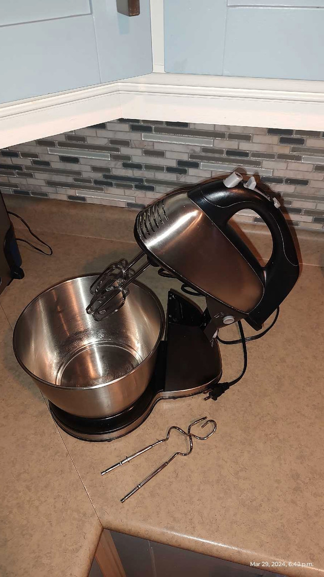 Mixer with a stand and bowl in Other in Oakville / Halton Region - Image 2