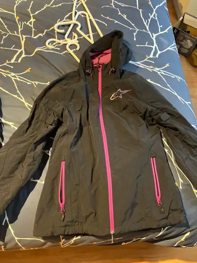 This is a pre-owned Alpinestars women’s motorcycle jacket, size small, perfect for hitting the open...