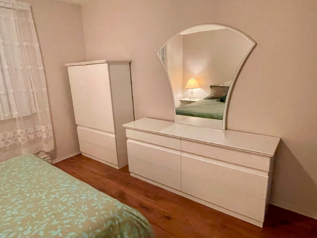 Mobilier de chambre avec lit double à vendre dans Lits et matelas  à Saguenay - Image 2