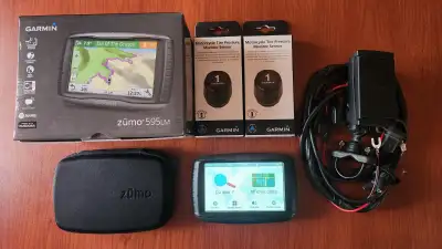 GPS pour moto de marque Garmin, modèle 595LM avec 2 TPMS pour voir la pression de vos pneus en temps...