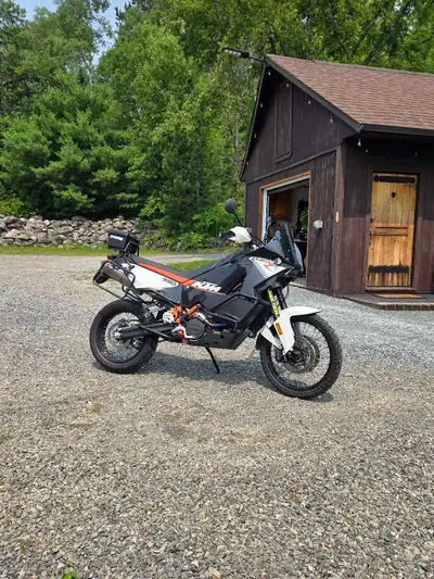 2010 ktm 990 adventure R, considered to be one of the best adventure/dual sport bikes on the market....