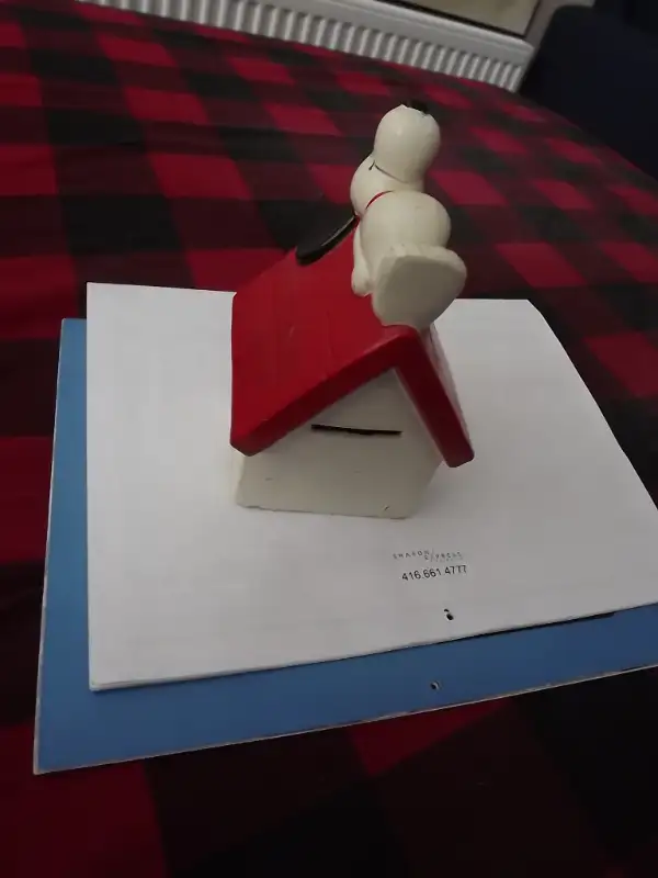 VINTAGE CERAMIC "SNOOPY DOGHOUSE" PEANUTS PIGGY BANK in Arts & Collectibles in City of Toronto - Image 8