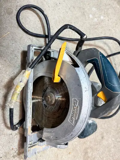 This is a Mastercraft Maximum circular saw, perfect for various cutting tasks. As you can see from t...