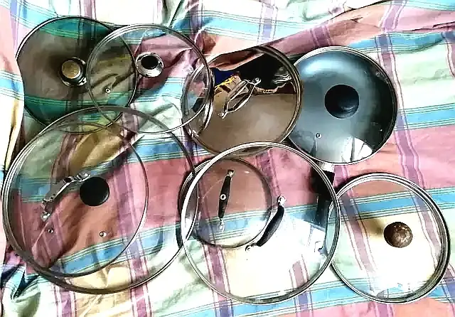 Some of cooker glass lids and pan cooker