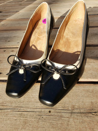 Woman's vintage style 2 inch heels 