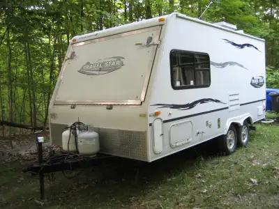 Belle Roulotte Hybride Starcraft Travelstar propre avec une possibilite de coucher 8 personnes. Poid...