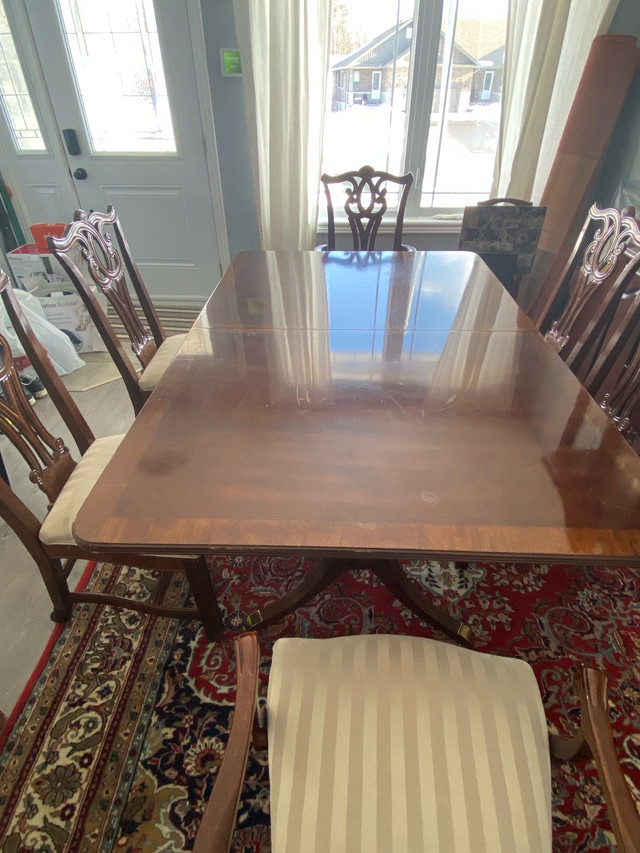 Dining Table with 6 chairs and hutch in Dining Tables & Sets in Trenton - Image 2