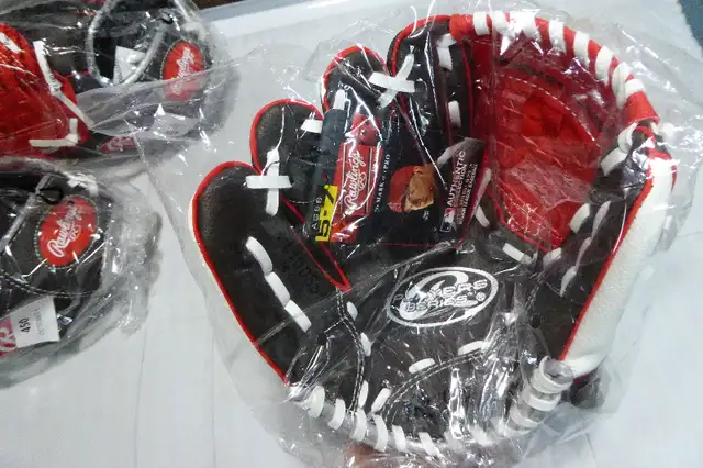 Rawlings Baseball Glove 10" Ages 5 - 7 FOR RIGHT HAND in Baseball & Softball in City of Toronto - Image 5