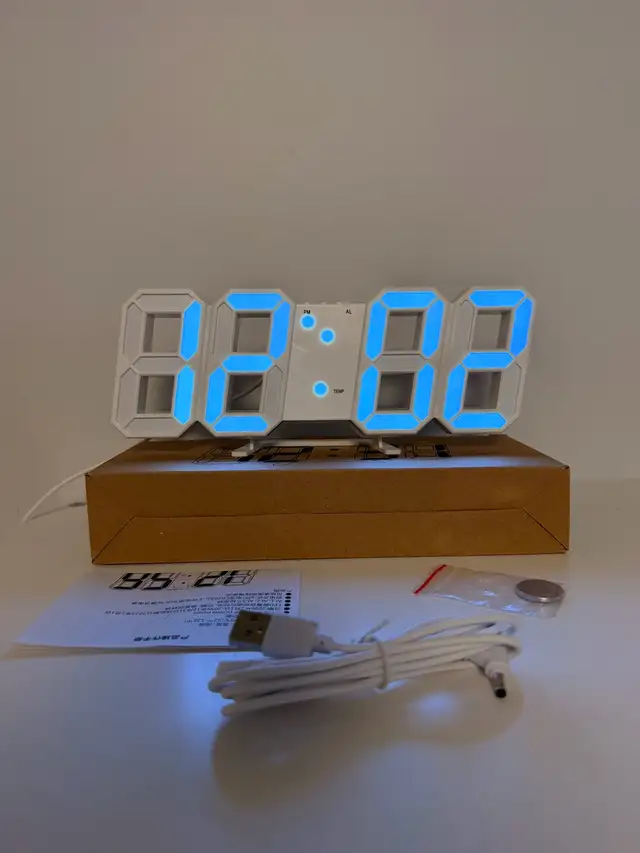 Horloge Numérique LED Blanche in Indoor Lighting & Fans in Laval / North Shore - Image 4