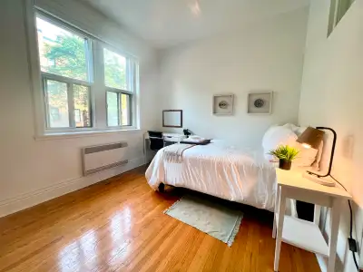 (français à suivre) This is a quiet and bright, fully furnished 3 bedroom apartment on Lincoln st. i...