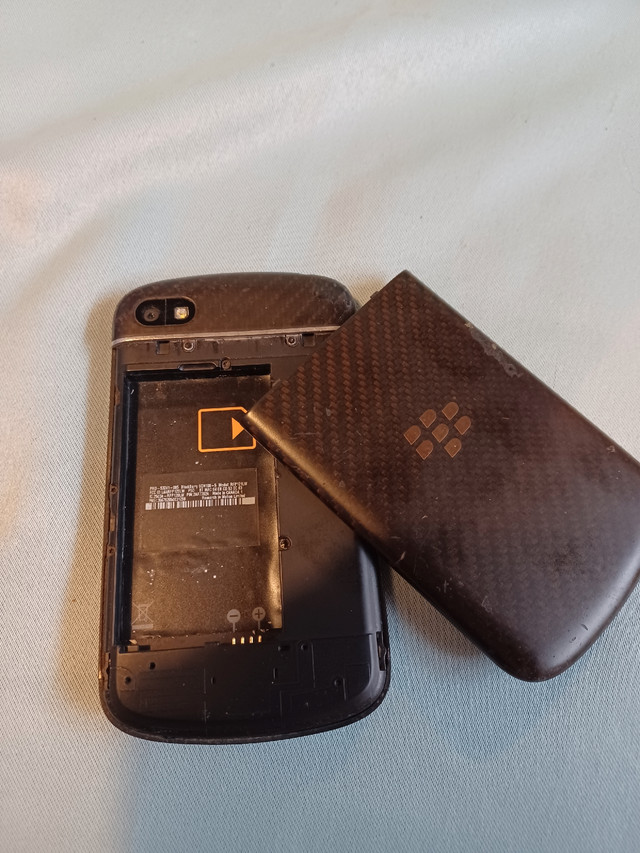 Blackberry phone SQN 100-5 RFP121LW  in Cell Phones in Calgary - Image 2