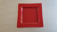 Assiette carrée rouge pour service ou décorative