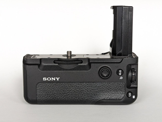Sony vertical grip for A73/A7R3/A91 in Cameras & Camcorders in Edmonton