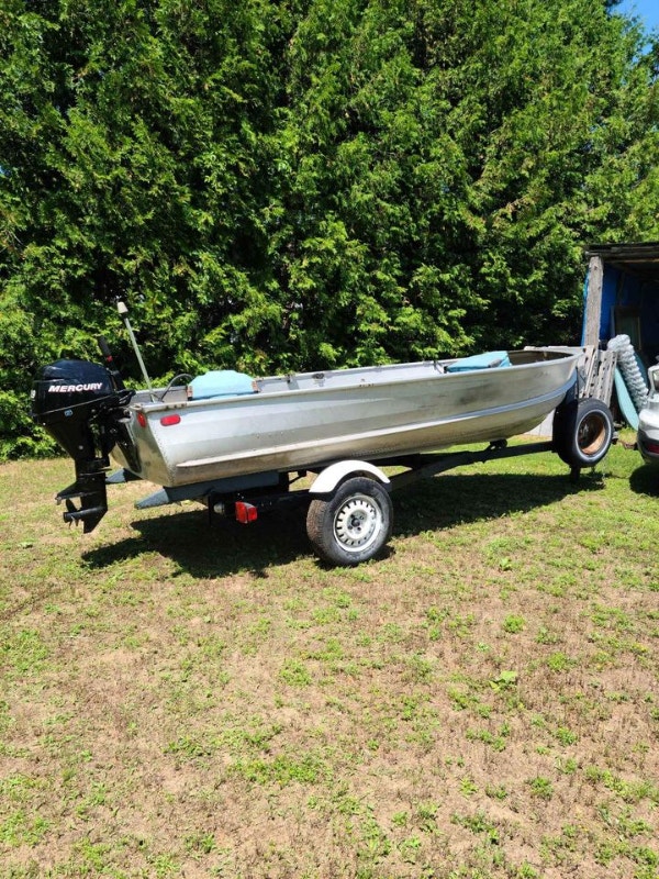 14 Feet fishing boat / Mercury motor / trailer and life jackets