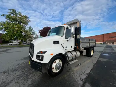 2021 Mack MD6 - 73,500 km Single Axle 5 ton truck Cummins Engine - Still Under Warranty Air Brakes L...