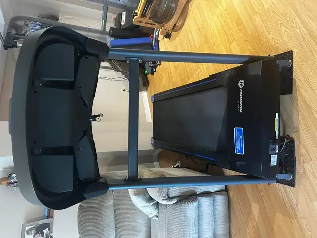Horizon T202-4 Folding Treadmill in Exercise Equipment in Markham / York Region - Image 3