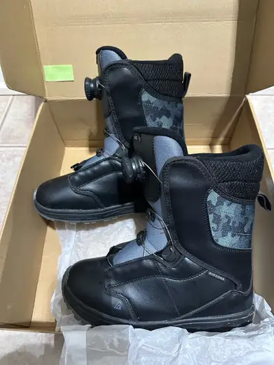 - Excellent condition - Ripzone Junior Snowboard boots Size 6 - Comes with box - Used only one seaso...