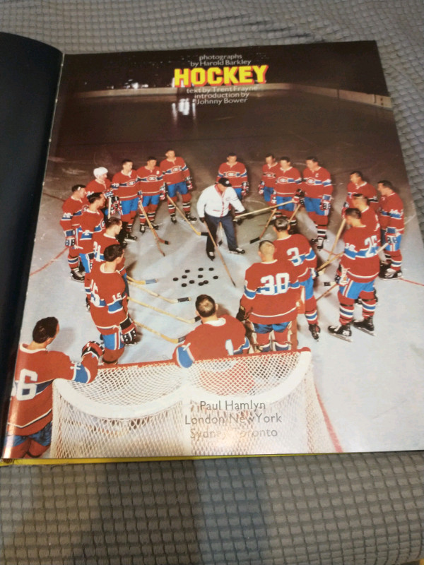 'Hockey' (1969), 98 pages hardcover in Non-fiction in City of Toronto - Image 3