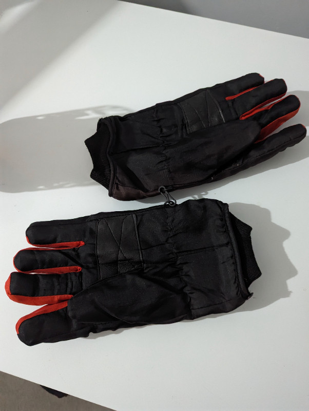Winter gloves in Other in St. Catharines