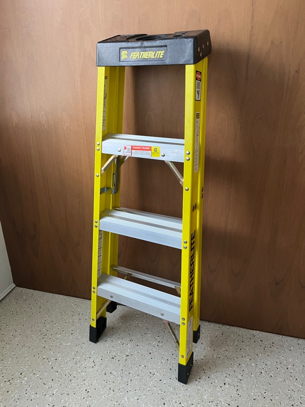 Featherlite Fiberglass Step Ladder 4 Ft Type 1A (LikeNew) Ladders