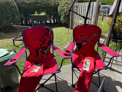 Chaises de soccer neuf, View more