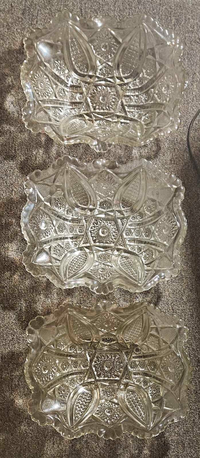 3 gorgeous  vintage  glass dishes  in Arts & Collectibles in Owen Sound - Image 2