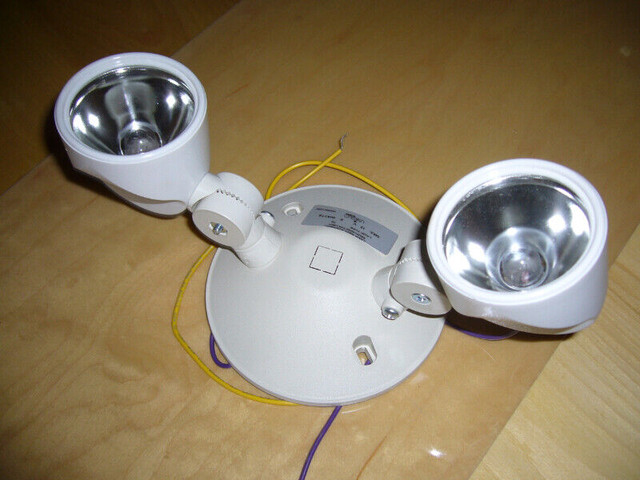 2 Réflecteurs blancs: 12 volts- 9 Watts dans Décoration intérieure et accessoires  à Saint-Hyacinthe