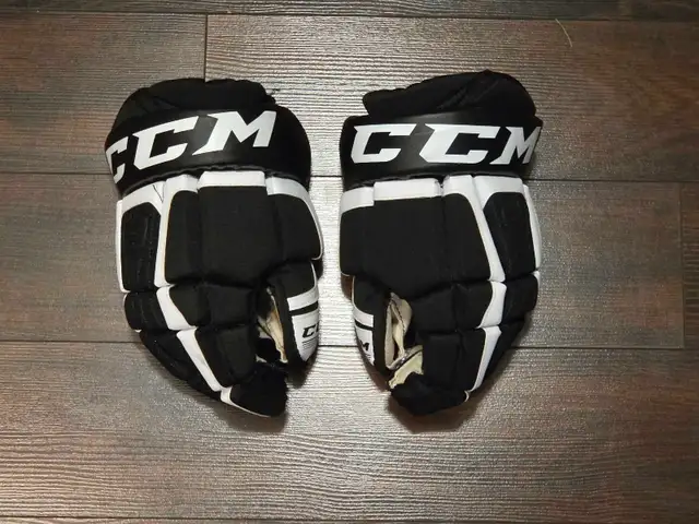 Lot of 2 - Junior Hockey Equipment - Large in Hockey in Kitchener / Waterloo - Image 3
