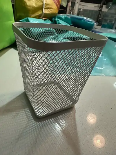 Ikea Dronjons White Pencil Cup (004.948.79), in excellent condition. Pickup only. $5 Firm. Article #...