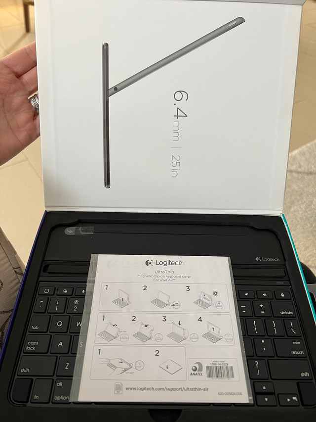 Logitech ultra thin magnetic clip-on keyboard for iPAd Air in iPad & Tablet Accessories in Oakville / Halton Region - Image 2