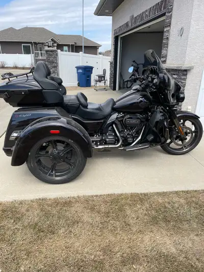 2021 HARLEY-DAVIDSON TRI-GLIDE CVO Color: Charred Crimson , 117 cubic inch engine Mileage; 33,800 km...