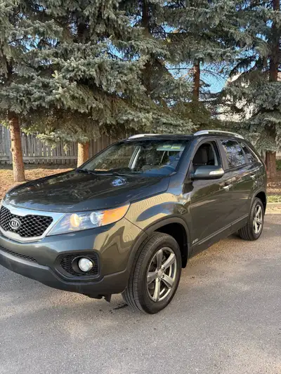 Do not let the high kms fool you this is a very reliable and capable Awd suv must be seen! 2011 Kia...