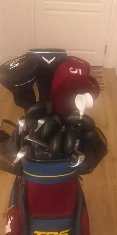Sac de golf avec bâtons pour gaucher. Usagé en bon état. Vient avec le chariot! Left-handed golf bag...